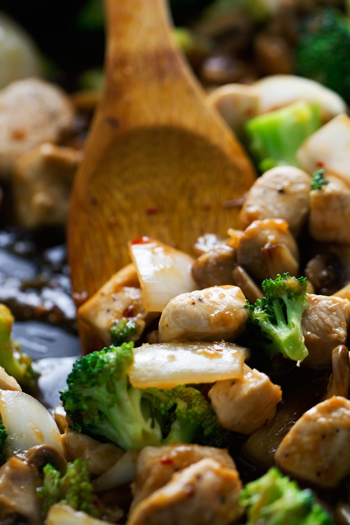 Ginger Chicken Stir-Fry with Broccoli - a quick 30 minute recipe that's loaded with flavor! You've gotta try it! #stirfry #chicken #gingerchicken | Littlespicejar.com
