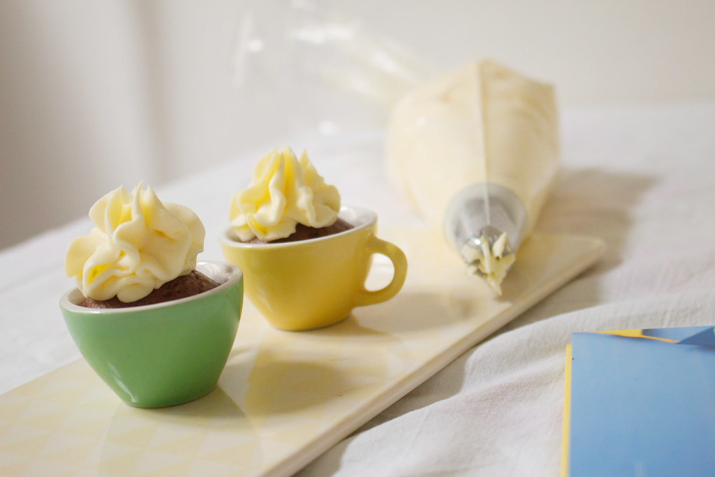 mini schoko-cupcakes mit lemon-curd-topping