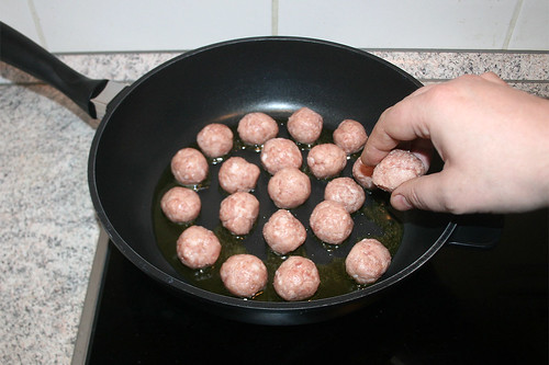 26 - Bratwurstbällchen in Pfanne geben / Add bratwurst balls to pan