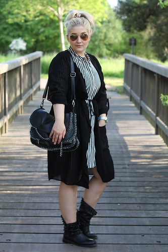 outfit-fashionblog-modeblog-look-style-gestreift-hemkleid-kleid-schwarz-weiß-stiefel-zara