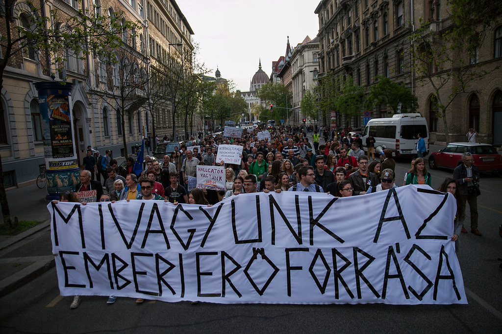 Tiltakozás a szakmegszüntetések és az egyetemi autonómia csökkentése ellen