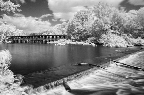 longexposure bridge blackandwhite bw monochrome river ir charlesriver tripod infrared weir digitalinfrared r72 charlesrivergreenway marytearlyfootbridge