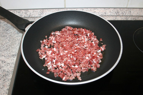 14 - Speck in Pfanne geben / Add bacon dices to pan