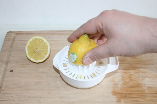 16 - Zitrone auspressen / Squeeze lemon