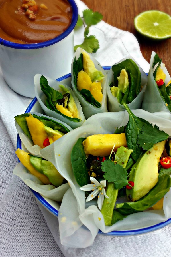 rollitos vietnamitas de aguacate y mango {con dip de cacahuetes}
