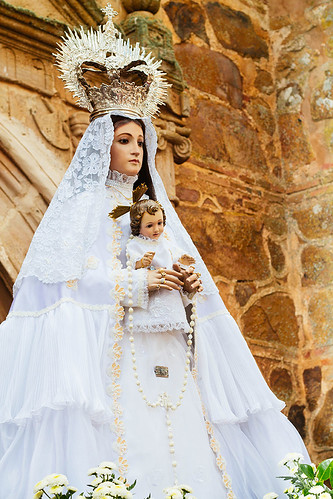 la virgen del Rosario a la entrada de la iglesia de Tirteafuera