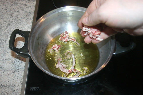 36 - Fleischreste in heißes Öl geben / Put meat remainings in hot oil