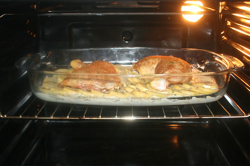 22 - Hähnchenschenkel auflegen & im Ofen backen / Add chicken legs & bake in oven