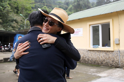 Maggie also gave her own bear hug to Animals Asia Vietnam Director Tuan Bendixsen