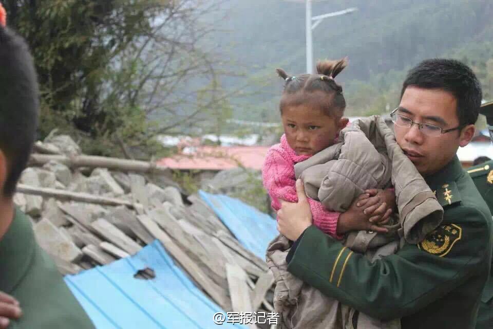#尼泊爾8.1級強震#波及西藏，子弟兵火速救災。武警吉隆邊防派出所官兵救助受困兒童，安撫受災群眾，並轉移受困群眾至安全地帶。現場，受到援救的老人激動地流下熱淚！