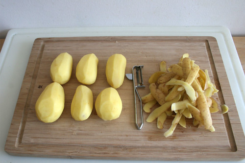 13 - Kartoffeln schälen / Peel potatoes