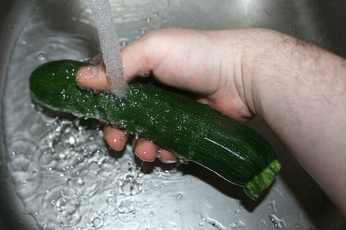 21 - Zucchini waschen / Wash zucchini
