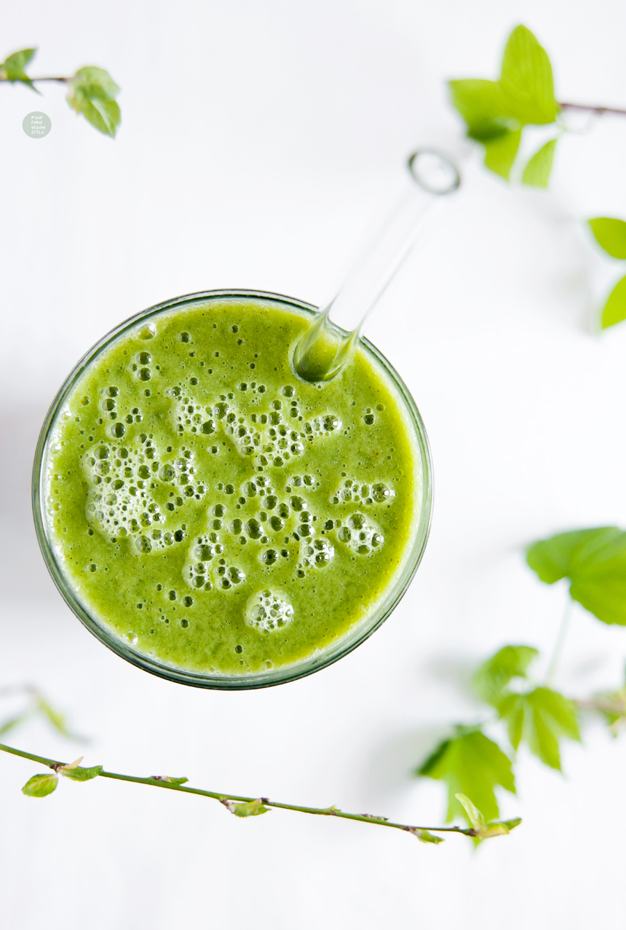 Green smoothie with young spinach, pear, kiwi and ginger