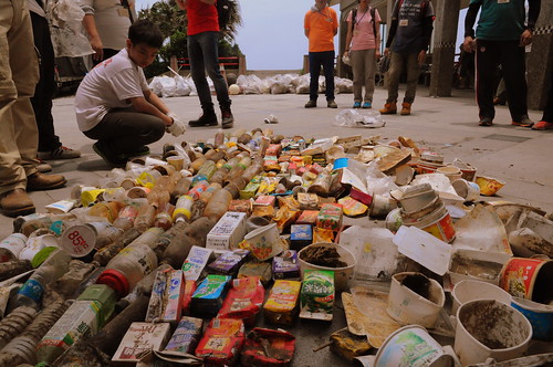 異國垃圾與飲食容器。攝影：陳孟薇