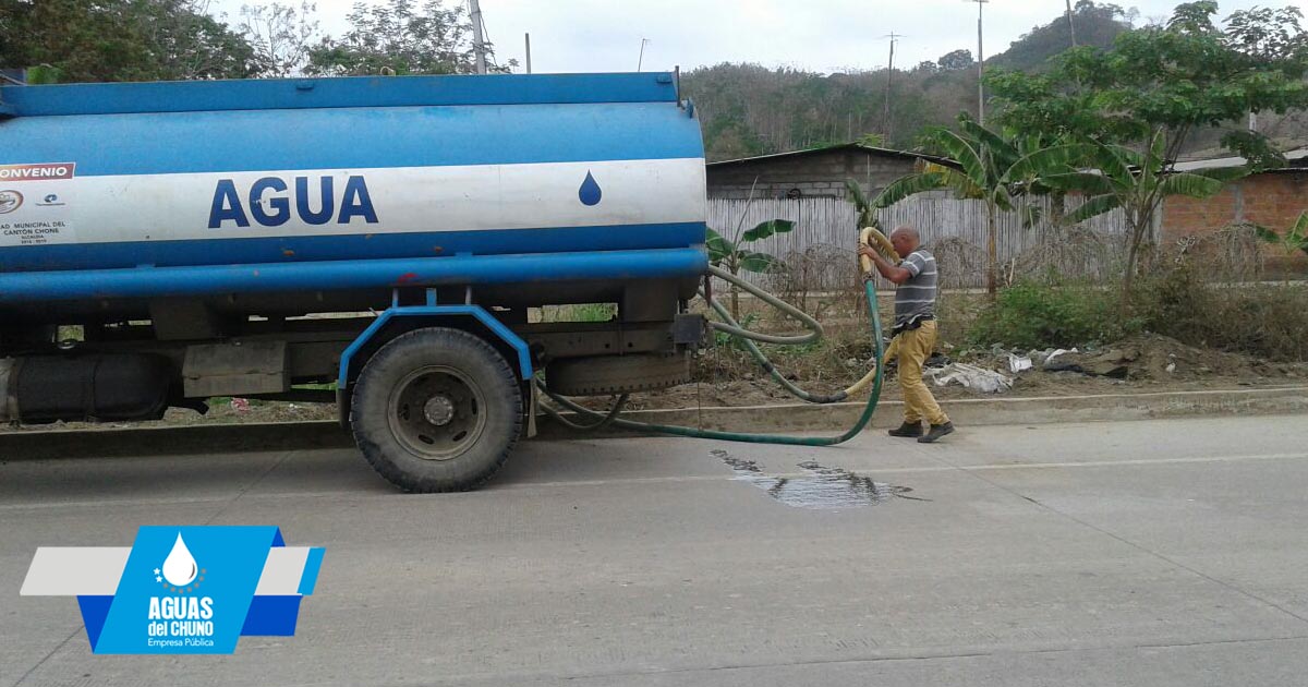 Tanqueros de Petroecuador reparten agua  en comunidades chonenses