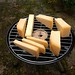 DIY Räucherkäse - Käse auf Grill platzieren und nicht wie hier darauf achten, dass er nicht zu nah an der Dose liegt
