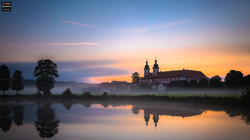 speinshart kloster monastery klosterspeinshart dawn morgendämmerung wasser water nebel fog spiegelung reflection oberpfalz upperpalatinate deutschland germany
