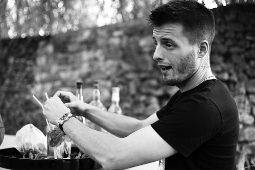 cocktail drink man homme nb bw monochrome portrait boisson extérieur outside outdoor table dinner shirt boy human