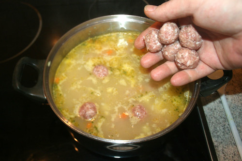 30 - Bratwurstbällchen hinzufügen / Add meatballs