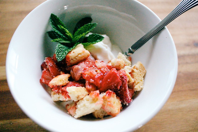 greek yogurt 52 ways: no. 17 shortbread strawberry crumble