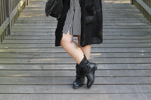 outfit-look-modeblog-gestreift-bluse-hemd-kleid-cardigan-zara-nieten-boots-schuhe