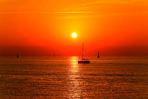 reflection beach telaviv sailing silhouettes sailboats goldenhour redsunset sailingatthegoldenhourtelavivbeach