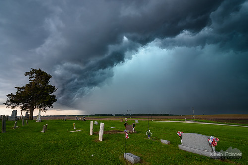 flowers storm green cemetery graveyard grass rain weather clouds illinois spring afternoon may stormy thunderstorm mcs severe outflow 2016 broadwell shelfcloud gustfront raincore tokina1628mmf28 nikond750