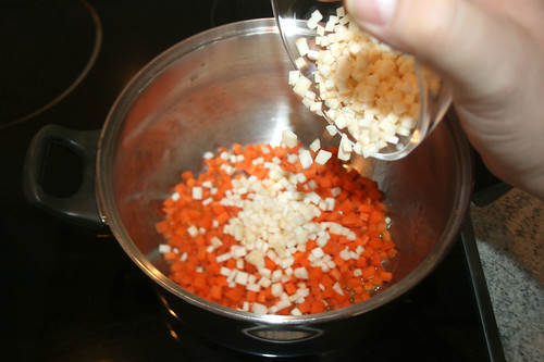 20 - Möhren- & Selleriewürfel in Topf geben / Put carrots & celeriac in pot
