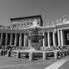 La fontana e la finestra di Papa Francesco