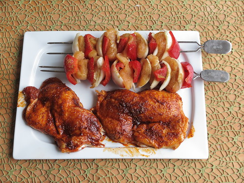 Hähnchenbrust-Paprika-Spieße und entbeinte Hähnchenschenkel (vorbereitet zum Grillen)