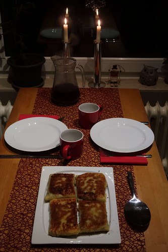 Klare Rote Bete Suppe zu mit Pilzen gefüllten Krokety (Tischbild)