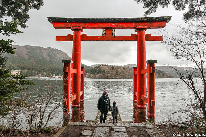 Luis y Eric en el torii del santuario de Hakone