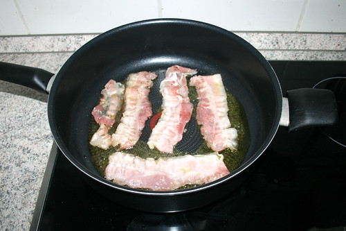 17 - Speckstreifen in Pfanne geben / Put bacon stripes in pan