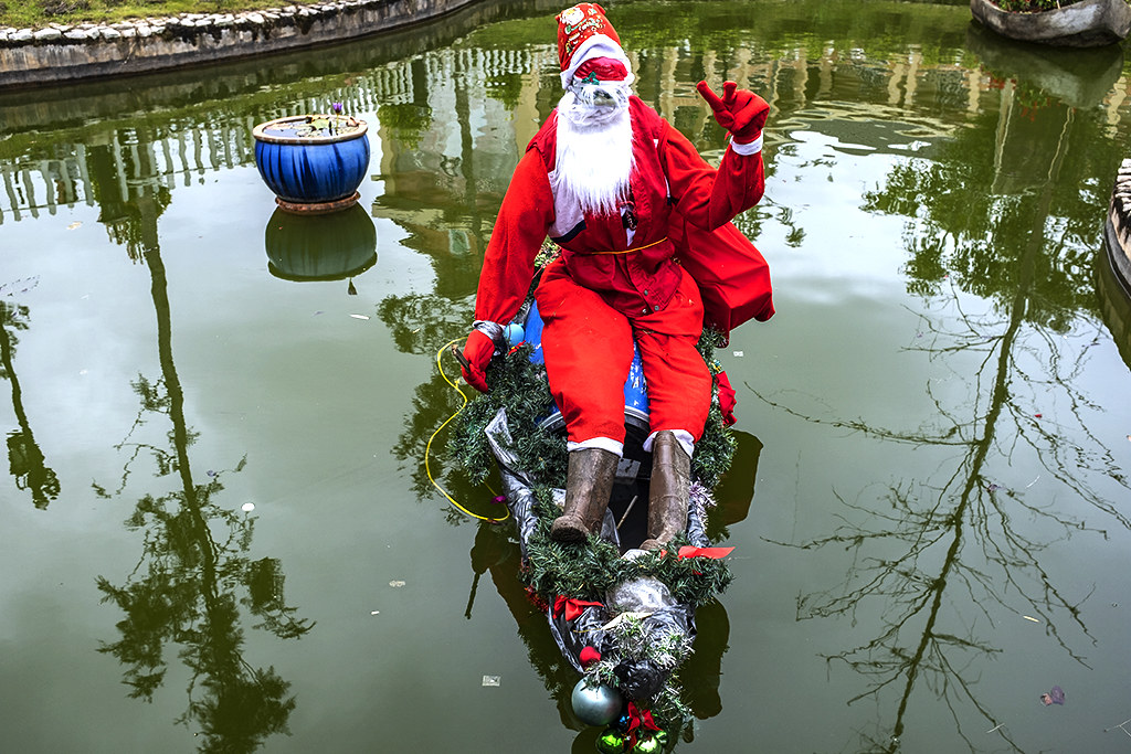 Santa Claus on water--Da Lat