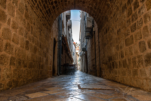 archway arch historic street yobelmuchang city quiet europe alleyway oldtown narrow symmetry coastal yobel architecture building wall village passage oldcity lamp ancient entrance sunrise cobblestonestreet medieval lowangle tunnel european brick dubrovnik vintage croatia empty town light stone alley slope urban reflect reflections travel house cobbledpath view cobblestone old tourism centered outdoors