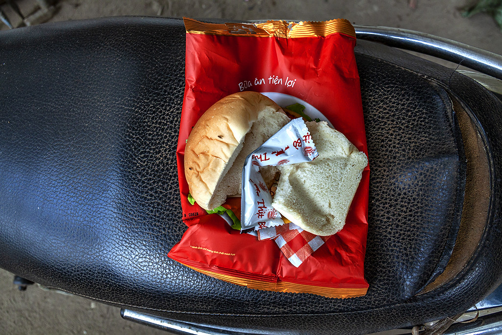 Burger in a plastic bag--Ea Kly 3