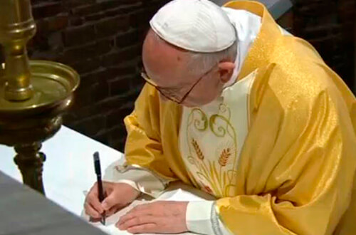 El Papa Francisco firma en Loreto la carta “Vive Cristo, esperanza nuestra”