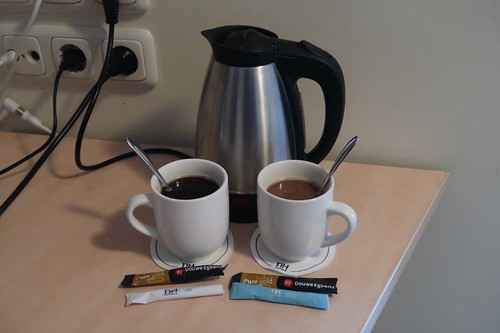 Instant-Kaffee mit Zucker bzw. mit Milchpulver (morgens auf unserem Hotelzimmer zubereitet)