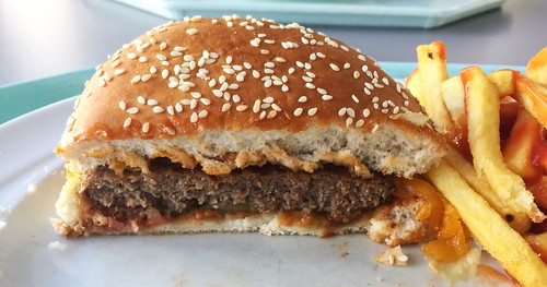 BBQ Bacon Cheeseburger - Lateral cut / Querschnitt