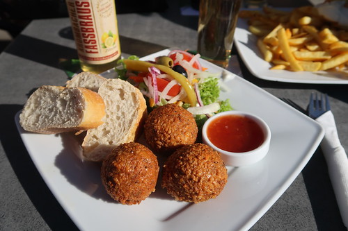 „Drei Käse-Bällchen“ mit Baguette und gemischtem Salat (im Kneipen-Cafe-Restaurant Balou in Osnabrück)