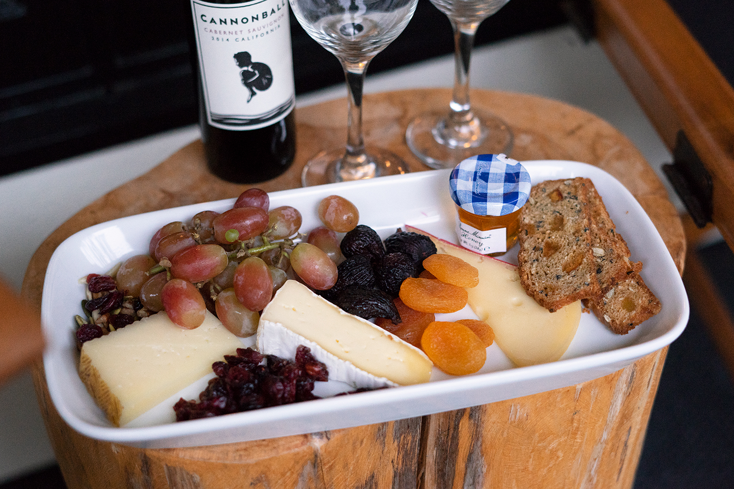06hotelcarmel-carmel-travel-cheeseplate-wine