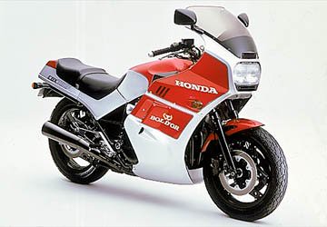 Honda CBX 750 F, lançada em 1986, ainda desperta paixões; ouça o