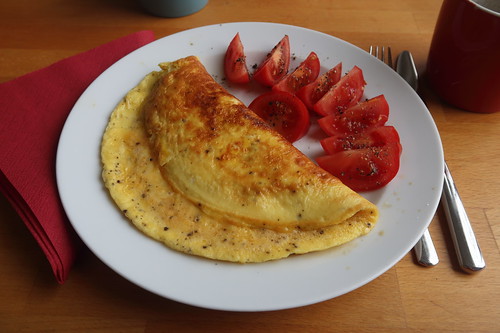 Käseomelette mit Tomatenspalten als Frühstück am Sonntagmorgen