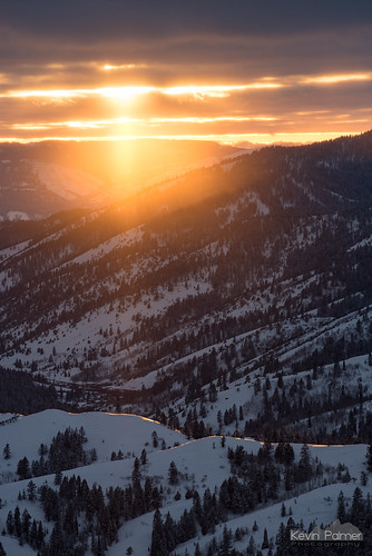 december winter snow snowy cold clouds bigholemountains victor idaho rockypeak swanvalley sunset gold golden yellow color colorful crepuscular rays sunbeam nikon180mmf28 telephoto nikond750 cariboutargheenationalforest