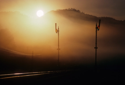 montanaraillink mrl signals semaphore sunrise sun fog clarkforkrivervalley mrlfourthsub mrl4thsub rails silhouette stregis milepost192 192 blades railroad montana mt
