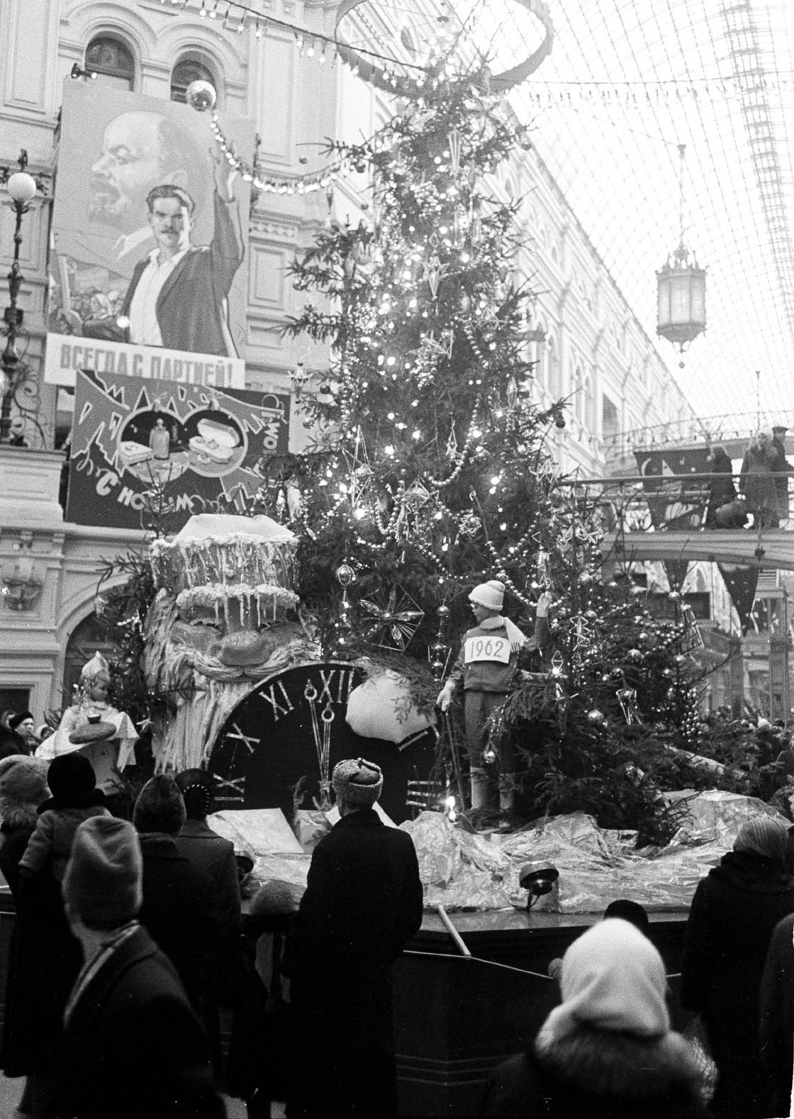 1962. Новогодняя ёлка в Государственном универсальном магазине. Автор В. Егоров.