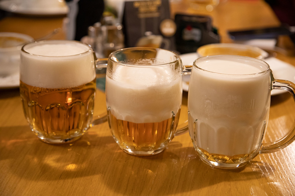 本場チェコでは 泡だらけのビール ミルコ の飲み方を楽しめるぞ Cz100y チェコへ行こう むねさだブログ
