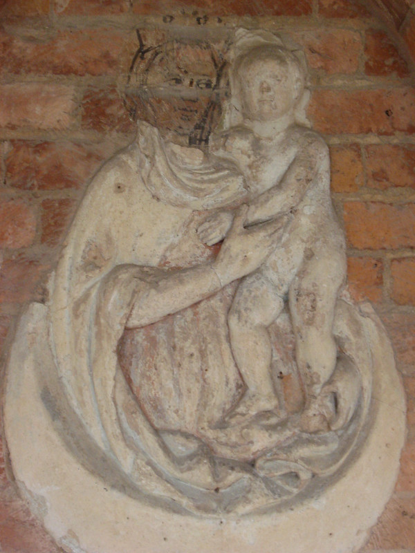 026-терракотовые Богородица с Младенцем на стене