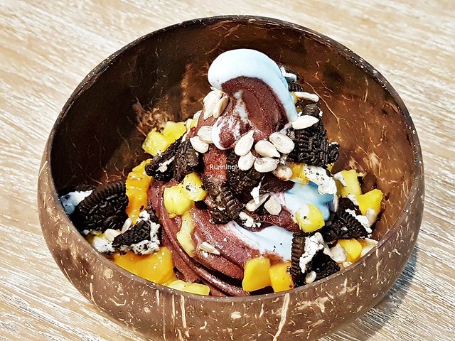 Coco Majik & Acai Twist Superswirl With Mango, Oreo Cookie Crumble, Pumpkin Seeds, Pineapple