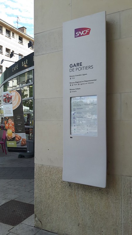 Mobilier d&#039;informations en gares SNCF
